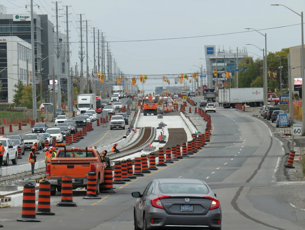 Équipement et travaux ferroviaires dans le corridor Hurontario.