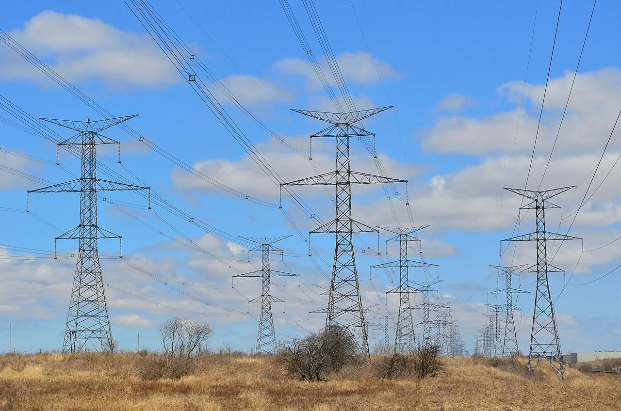 Pylônes en acier et lignes électriques sous un ciel bleu à Markham, en Ontario.