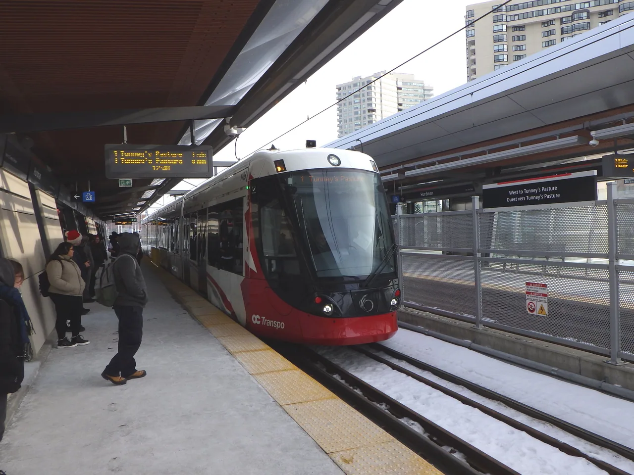 Une rame de la ligne de la Confédération à la station Hurdman, à Ottawa.