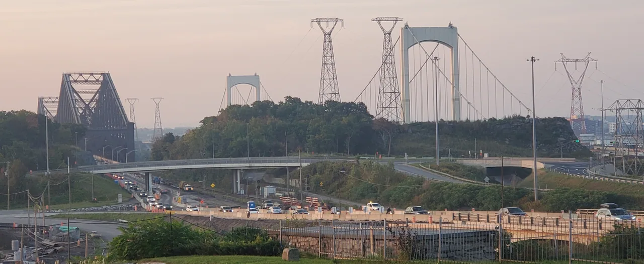 Pont de Québec et pont Pierre-Laporte au-delà de travaux routiers et de lignes électriques.