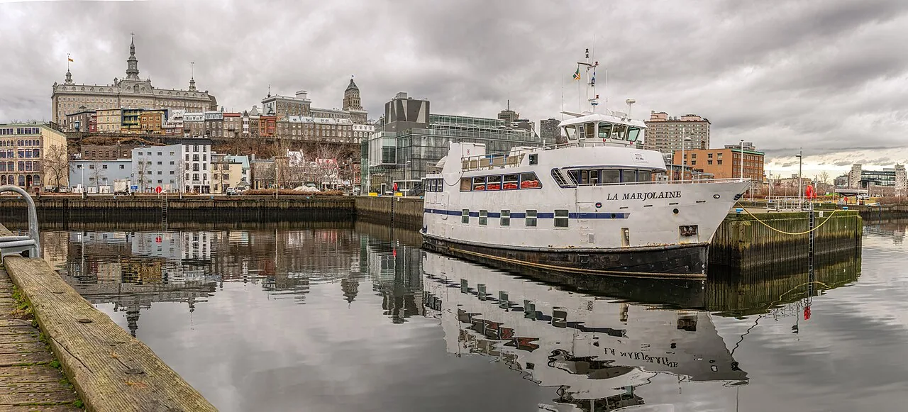 Un bateau de passagers et des bâtiments riverains au bassin Louise, dans la ville de Québec.